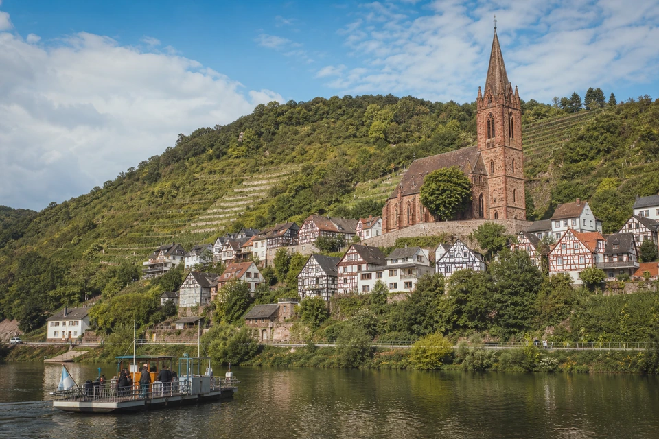 Fachwerkhäuser gestaffelt an einem Steilhang über dem Fluss (mit AI erstelltes Bild)